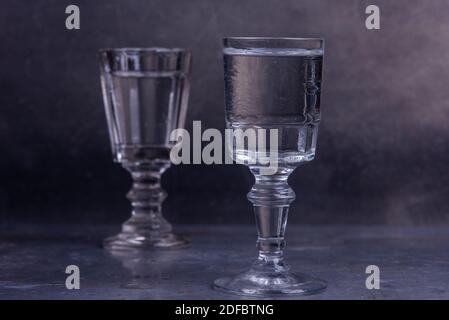 Due colpi di vodka surgelata in vecchi bicchieri Foto Stock