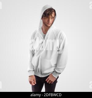 Modello di una felpa con cappuccio casual bianca con lacci, tasca, zip, su un ragazzo in un cappuccio, vista frontale, per la presentazione di design, stampa. Mockup di moda Foto Stock