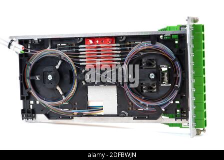 Telaio di distribuzione in fibra ottica con vassoio di giunzione isolato su bianco Sfondo Foto Stock