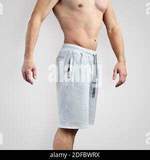 Vista laterale degli shorts da uomo bianchi mockup su sfondo isolato. Modello per la presentazione di design e pubblicità nel negozio online. Foto Stock