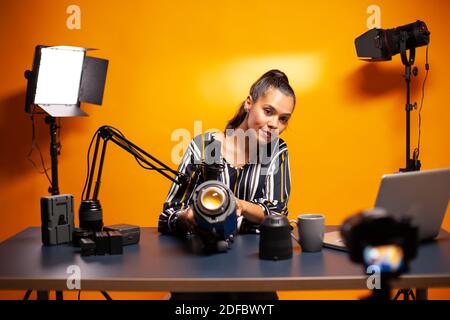 Lampada da studio per la produzione di vlog in studio domestico. Social media star fare online contenuti su internet su apparecchiature video per gli abbonati al web e la distribuzione, film Foto Stock