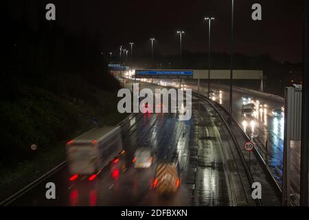 Glasgow, Scozia, Regno Unito. 4 Dicembre 2020. Nella foto: Nonostante più neve durante la notte, l'autostrada M8 questa mattina, all'ora di punta alle 7 del mattino, ha mostrato un'impastatura superficiale con un sacco di spruzzi d'acqua dai veicoli, rendendo difficili le condizioni di guida. Credit: Colin Fisher/Alamy Live News Foto Stock