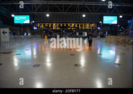 Glasgow, Scozia, Regno Unito. 4 Dicembre 2020. Nella foto: Stazione centrale di Glasgow, che mostra quasi nessun passeggero durante l'ora di punta del mattino a causa di ScotRail che annulla alcuni servizi a causa della notte di neve. Anche se a Glasgow non c'è neve, meno servizi ferroviari hanno avuto un effetto negativo sulle persone che entrano in città. Credit: Colin Fisher/Alamy Live News Foto Stock