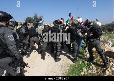 (201204) -- SALFIT, 4 dicembre 2020 (Xinhua) -- i manifestanti palestinesi si scontrano con i membri della polizia di frontiera israeliana a seguito di una protesta contro l'espansione degli insediamenti ebraici nella città di Salfit, in Cisgiordania, il 3 dicembre 2020. (Foto di Nidal Eshtayeh/Xinhua) Foto Stock