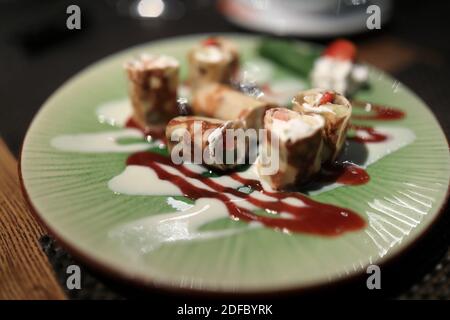 Pancake ripieni di panna cagliata sul piatto Foto Stock