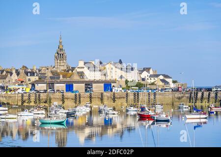 Francia, Finistere, Roscoff, tappa sul sentiero GR 34 o sentiero doganale, la città e il porto vecchio Foto Stock