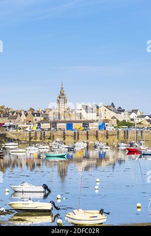 Francia, Finistere, Roscoff, tappa sul sentiero GR 34 o sentiero doganale, la città e il porto vecchio Foto Stock