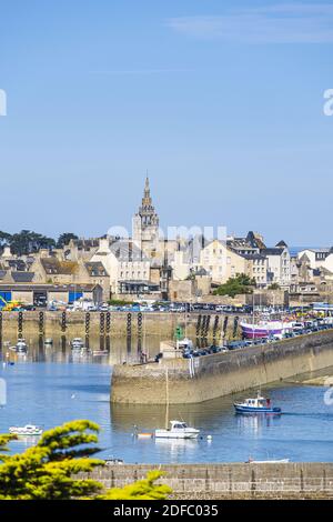 Francia, Finistere, Roscoff, tappa sul sentiero GR 34 o sentiero doganale, la città e il porto vecchio Foto Stock