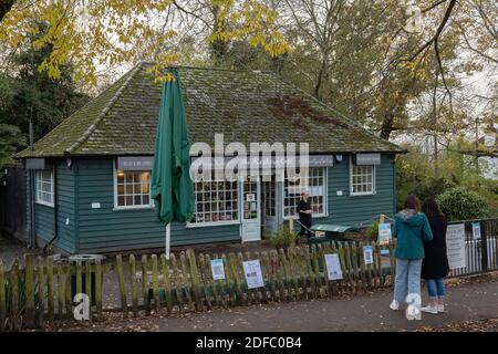 The Rookery Cafe at Streatham Common il 9 novembre 2020 a Londra nel Regno Unito. Foto di Sam Mellish Foto Stock