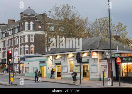 Stazione di Streatham Hill lungo Streatham High Road il 9 novembre 2020 a Londra nel Regno Unito. Foto di Sam Mellish Foto Stock