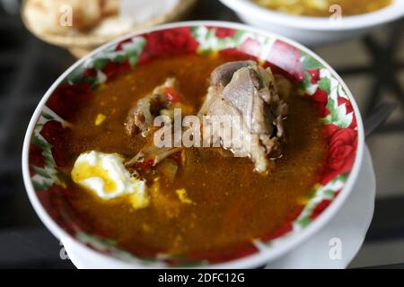 Ciotola di zuppa Bozbash nel ristorante armeno Foto Stock