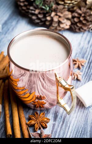 Cioccolato caldo dolce in tazza di rame. Bevanda di Natale con spezie e marshmallow. Messa a fuoco selettiva. Profondità di campo poco profonda. Foto Stock