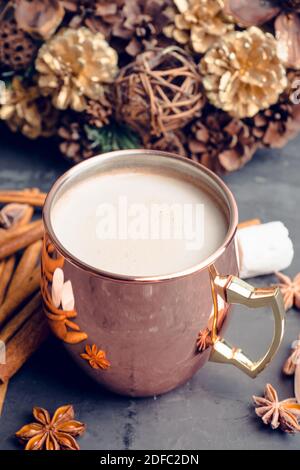 Cioccolato caldo dolce in tazza di rame. Bevanda di Natale con spezie e marshmallow. Messa a fuoco selettiva. Profondità di campo poco profonda. Foto Stock