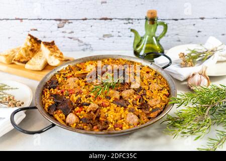 La cucina mediterranea è una delle migliori al mondo. E uno dei piatti più famosi come in Spagna anche in tutto il mondo è la paella. Ci sono molte differenze Foto Stock