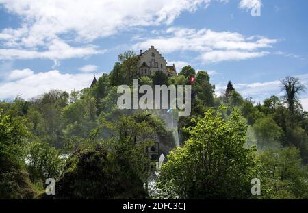 Das Schloss liegt am linken Ufer des Rheins auf einem steilen Felsen über dem Rheinfall und bietet einen Ausblick über den Rhein und den Wasserfall. Foto Stock