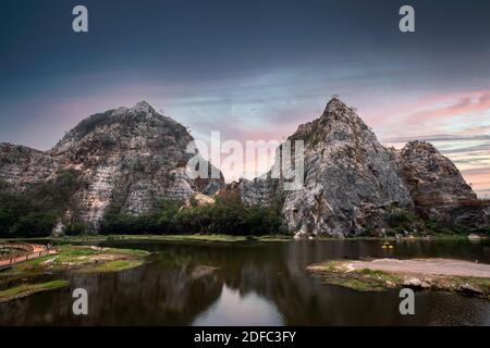 Khao Ngu Stone Park, montagna calcarea sul lago e cielo colorato al tramonto a Ratchaburi, Thailandia Foto Stock