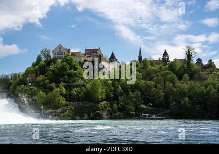 Das Schloss liegt am linken Ufer des Rheins auf einem steilen Felsen über dem Rheinfall und bietet einen Ausblick über den Rhein und den Wasserfall. Foto Stock