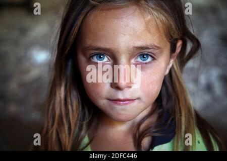 Turchia, foto di un bambino curdo con gli occhi blu a Dogubayazit Foto Stock