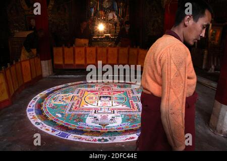 Cina, Tibet, monaco buddista tibetano che fa mandala nel monastero di Gyantse Foto Stock