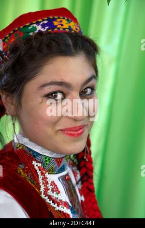 Tagikistan, provincia di Gbao, ragazza in posa nel parco di Khorog con costume tradizionale di ishkashim, ritratto di Pamiri Foto Stock