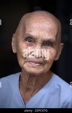 Vietnam, monaca buddista calva ad Hanoi Foto Stock