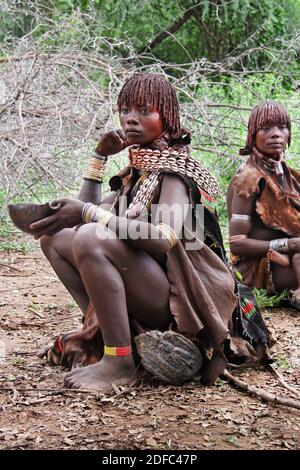 Etiopia, due donne Hamer con costume tradizionale durante la cerimonia di salto dei tori (rituale Ukuli) dalla tribù Hamer Hamar Foto Stock