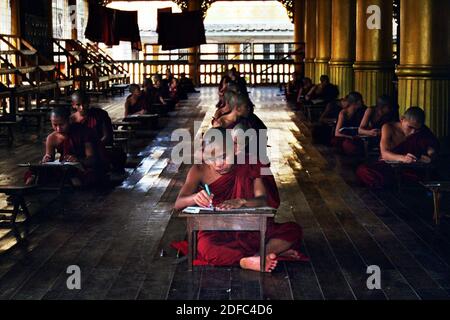 Myanmar (Birmania), monaci buddisti in classe al monastero di Maymio Foto Stock