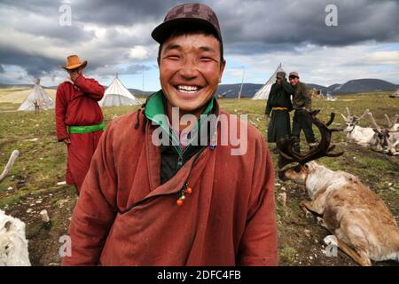 Mongolia, mandrie nomadi di renne, gruppo di uomini Tsaatan Dukha Foto Stock
