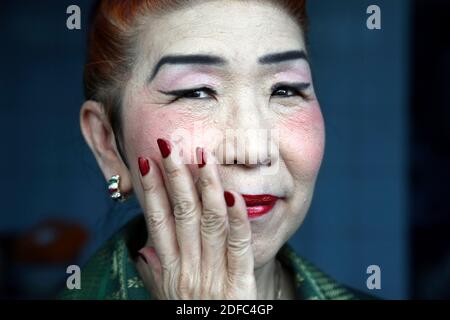 Myanmar, Rangoon, ritratto vecchia signora con trucco Foto Stock