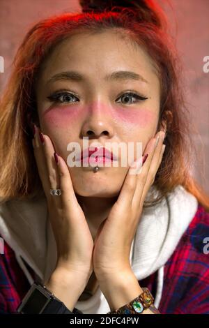 Giappone, Tokyo, ragazza giapponese in Laforet Harajuku Foto Stock