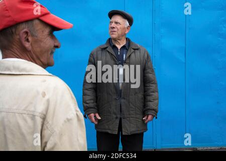 Kirghizistan, uomini che vivono nel villaggio di Tanga Foto Stock