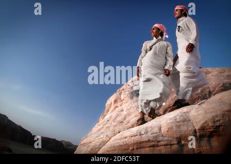Giordania, Wadi Rum, ritratto di due Beduini nel deserto Foto Stock