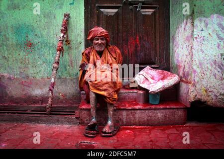 India, vecchio uomo coperto di colori durante le celebrazioni Holi a Vrindavan Foto Stock