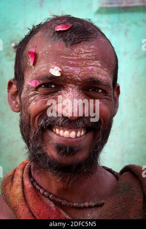 India, ritratto durante le celebrazioni Holi a Vrindavan Foto Stock
