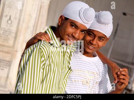 India, Amritsar, due giovani Sikh nel tempio d'oro Foto Stock