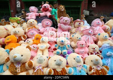 India, Kolkata, orsacchiotti in vendita al nuovo mercato, animali imbalsamati Foto Stock