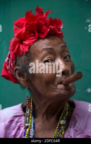Cuba, donna che fuma un sigaro Cohiba a l'Avana Foto Stock