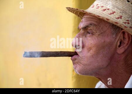Cuba, ritratto di una donna che fuma un sigaro cohiba a l'Avana Foto Stock