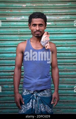 Bangladesh, ritratto di un uomo musulmano che lavora duramente su una strada a Dhaka Foto Stock