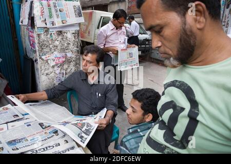 Bangladesh, gli uomini leggono i giornali a Dhaka Foto Stock