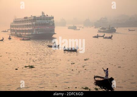 Bangladesh, Dhaka, mattina presto al porto di Sadarghat Foto Stock