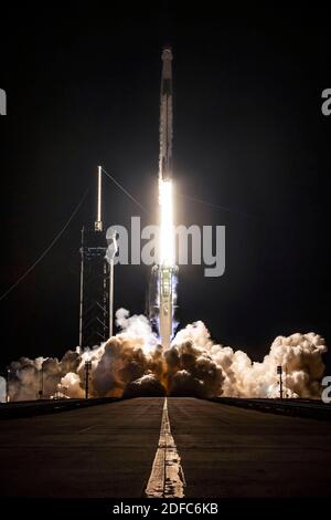 KENNEDY SPACE CENTER, FL, USA - 15 novembre 2020 - UN razzo SpaceX Falcon 9 che trasporta la navicella spaziale Crew Dragon della compagnia viene lanciato sulla SpaceX della NASA Foto Stock