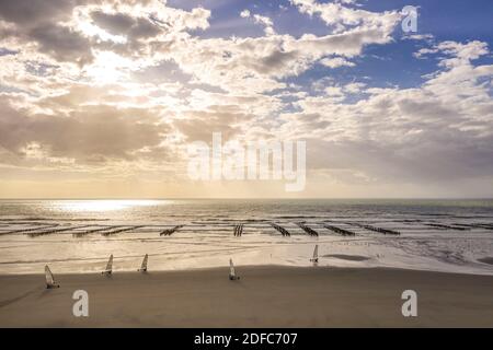 Francia, Somme (80), Baia della Somme, Quend-Plage, yacht di sabbia su Quend Beach vicino alle file di bouchot dei coltivatori di mitili (vista aerea) Foto Stock