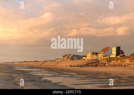 Francia, Somme (80), Baia della Somme, Quend-Plage, turisti sulla spiaggia Foto Stock