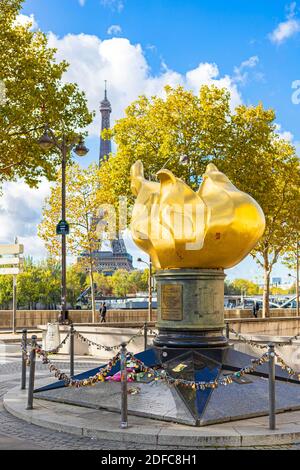 Francia, Parigi, la fiamma della libertà sopra il tunnel del Pont de l'Alma dove la principessa Diana morì, Torre Eiffel Foto Stock