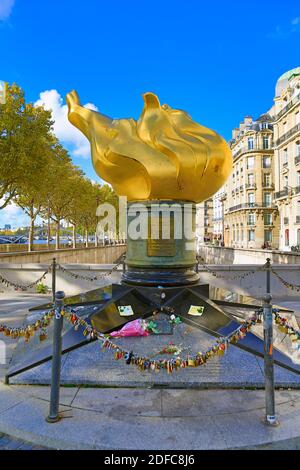 Francia, Parigi, la fiamma liberty sopra il tunnel del ponte di Alma dove la principessa Diana morì Foto Stock