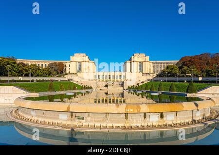 Francia, Parigi, zona dichiarata Patrimonio dell'Umanità dall'UNESCO, i giardini del Trocadero e il Palais Chaillot, Art Deco Foto Stock