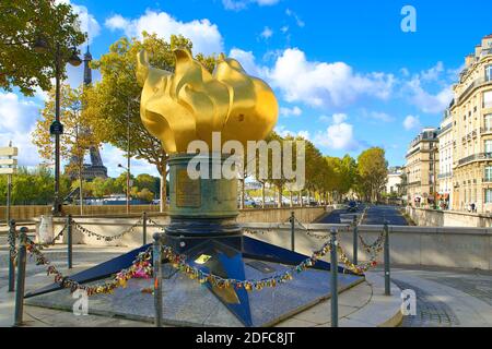 Francia, Parigi, la fiamma liberty sopra il tunnel del ponte di Alma dove la principessa Diana morì Foto Stock