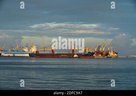 Tripoli, Libia - 25 novembre 2020: Navi portacontainer con gru di carico nel porto di Tripoli Foto Stock