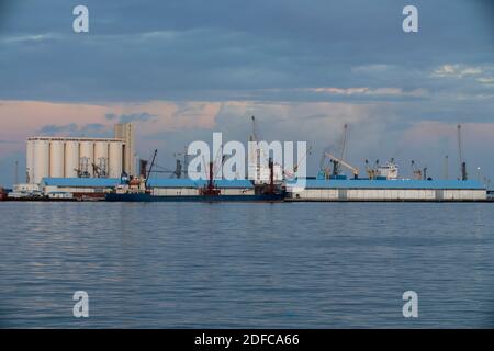 Tripoli, Libia - 25 novembre 2020: Navi portacontainer con gru di carico nel porto di Tripoli Foto Stock